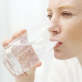 Tomar 8 vasos de agua al da es bueno para la piel. Mito o realidad?