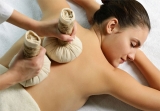 Tcnica del masaje con pindas: una combinacin de manos, piel, hierbas y aromas